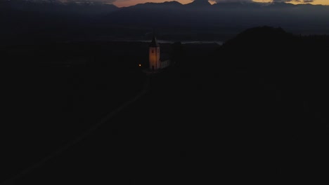 Temprano-En-La-Mañana-Paisaje-Oscuro-En-La-Iglesia-De-St-Primoz,-Antena