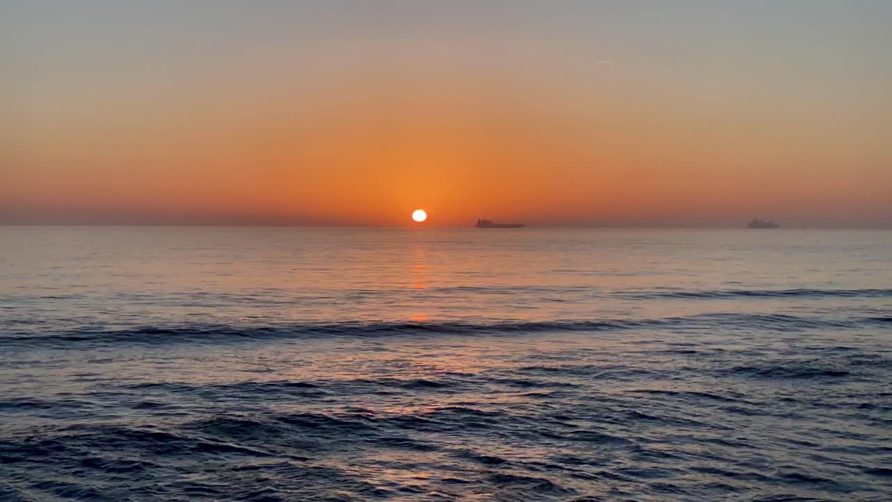 海の上の美しい海の夕日のシネマティック ビュー ショット
