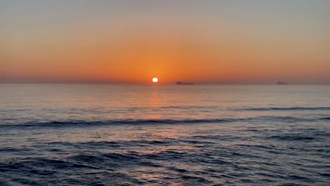 Filmischer-Blick-Auf-Einen-Wunderschönen-Ozeansonnenuntergang-über-Dem-Meer