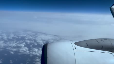 vista aérea del cielo nublado y el motor de los aviones que miran a escondidas en porto, portugal