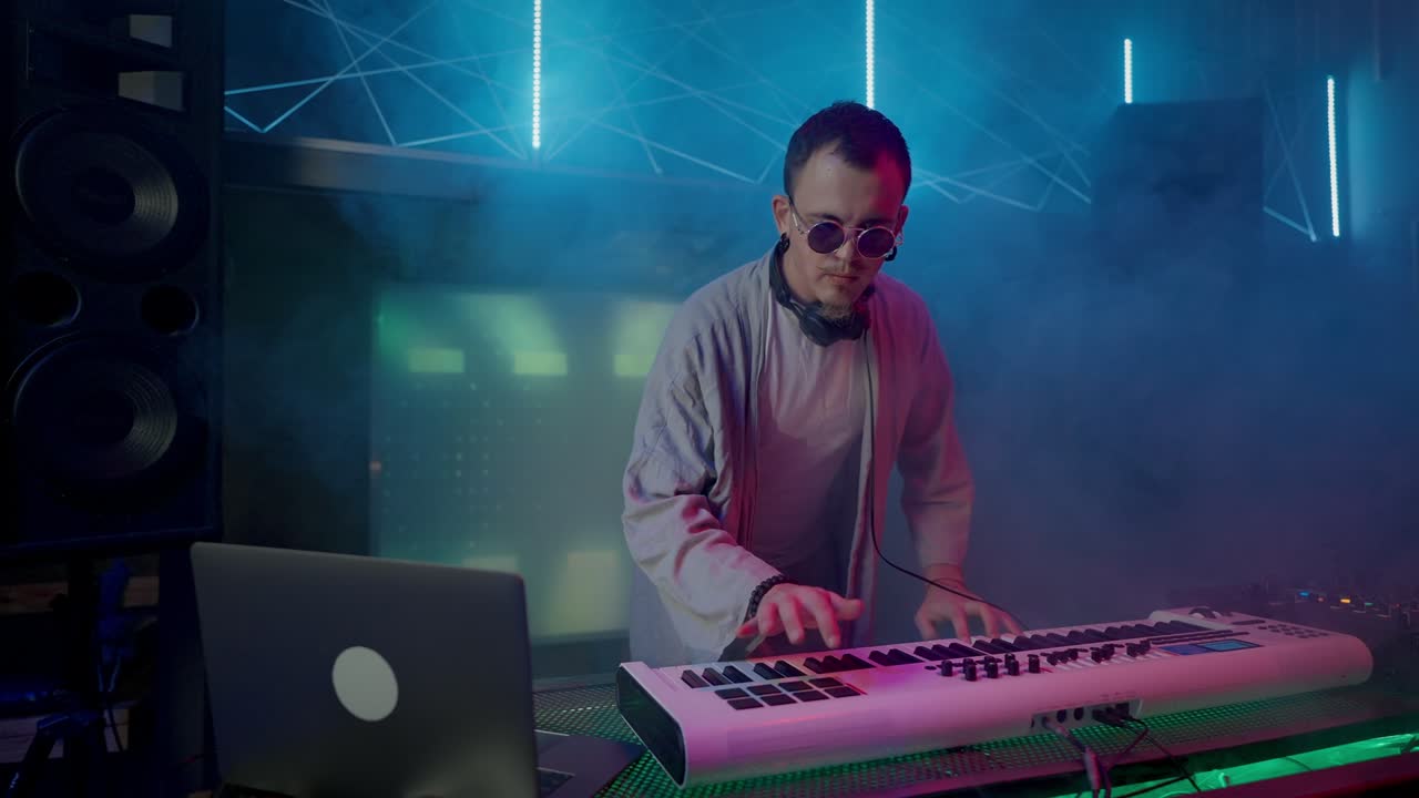 dj profesional compone nuevos sonidos con sintetizador