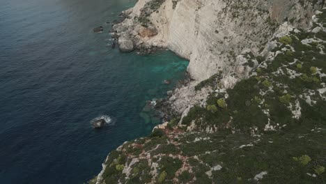 Laguna-Azul-De-Roca-Blanca-Con-Embarcaciones-De-Recreo-Turísticas