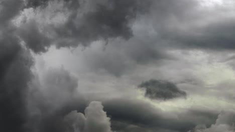 vista de 4k de la tormenta eléctrica, fuerte tormenta de rayos