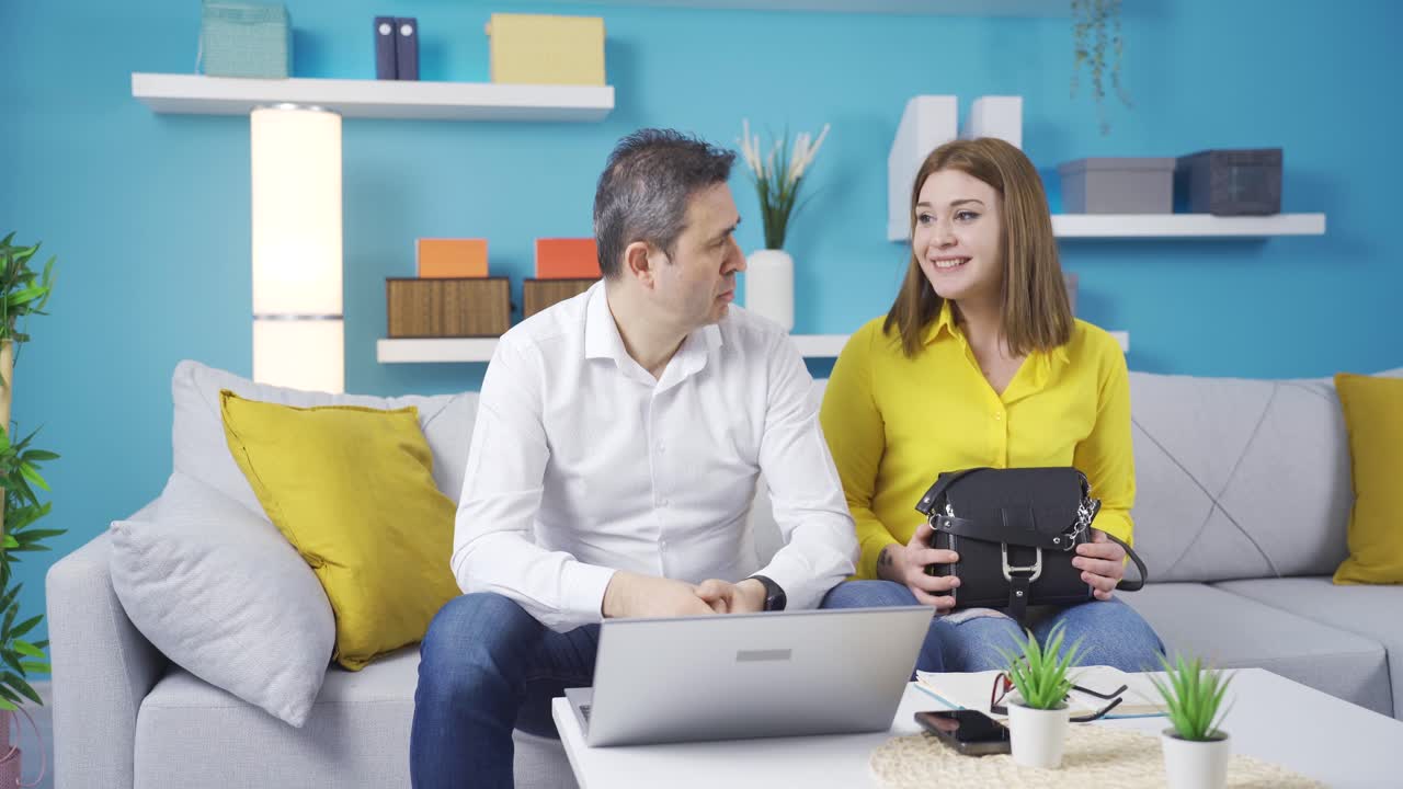 su padre no le da dinero a su hija, que constantemente le pide dinero.