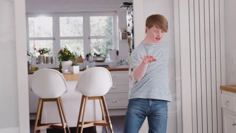 Hombre-Joven-Con-Síndrome-De-Down-Divirtiéndose-Bailando-En-Casa