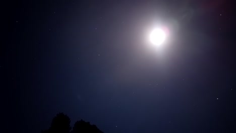 lapso de tiempo en la noche, astrofotografía de rastros de estrellas, nubes que cubren la luna