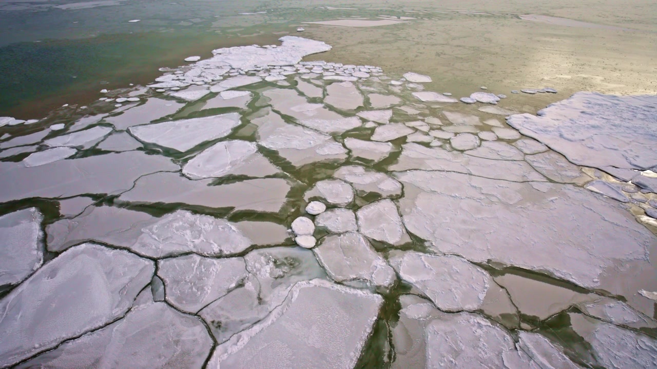 Metraje aéreo que muestra una variedad de formas de hielo en la superficie de los Grandes Lagos.