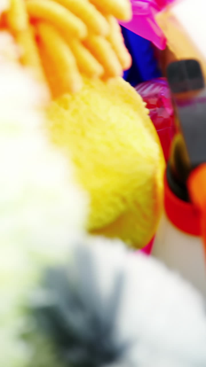 varios suministros de limpieza en un cubo