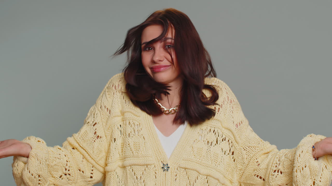 mujer levantando las manos en expresión indignada preguntar por qué qué razón del fracaso demostrando incredulidad