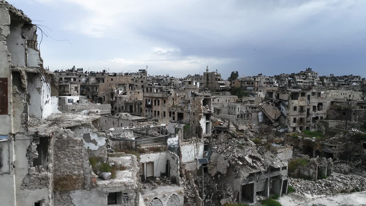 Il centro storico di Aleppo in Siria. Si possono ancora vedere edifici distrutti anche 10 anni dopo la guerra - vista aerea 4K