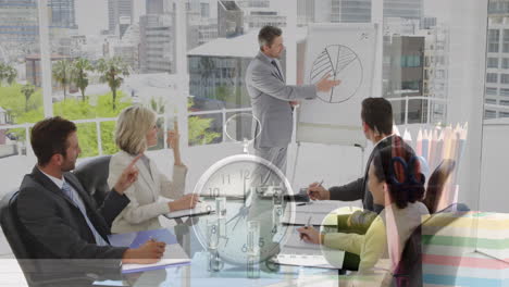 animación del reloj sobre diversas personas de negocios en la reunión