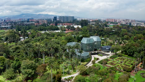 Toma-Aérea-Del-Jardín-Botánico-De-Bogotá,-Colombia.