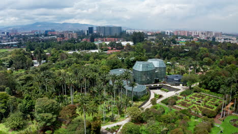 fotografía aérea del jardín botánico de bogotá, colombia