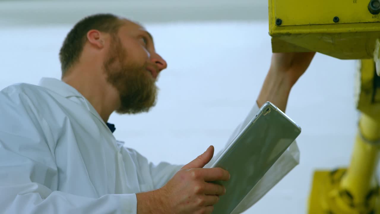 ingeniero robótico examinar la máquina robótica en el almacén 4k