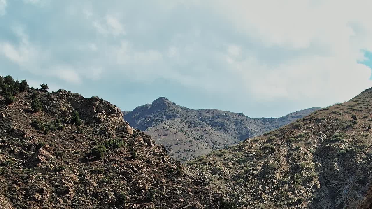 Vista aerea di montagne in Marocco mostra un paesaggio roccioso e il cielo