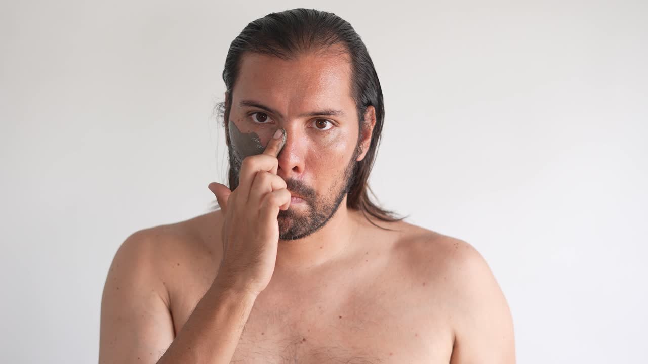 el hombre se ocupa de la piel de la cara