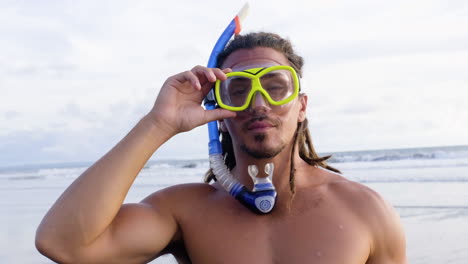 jonge man op het strand