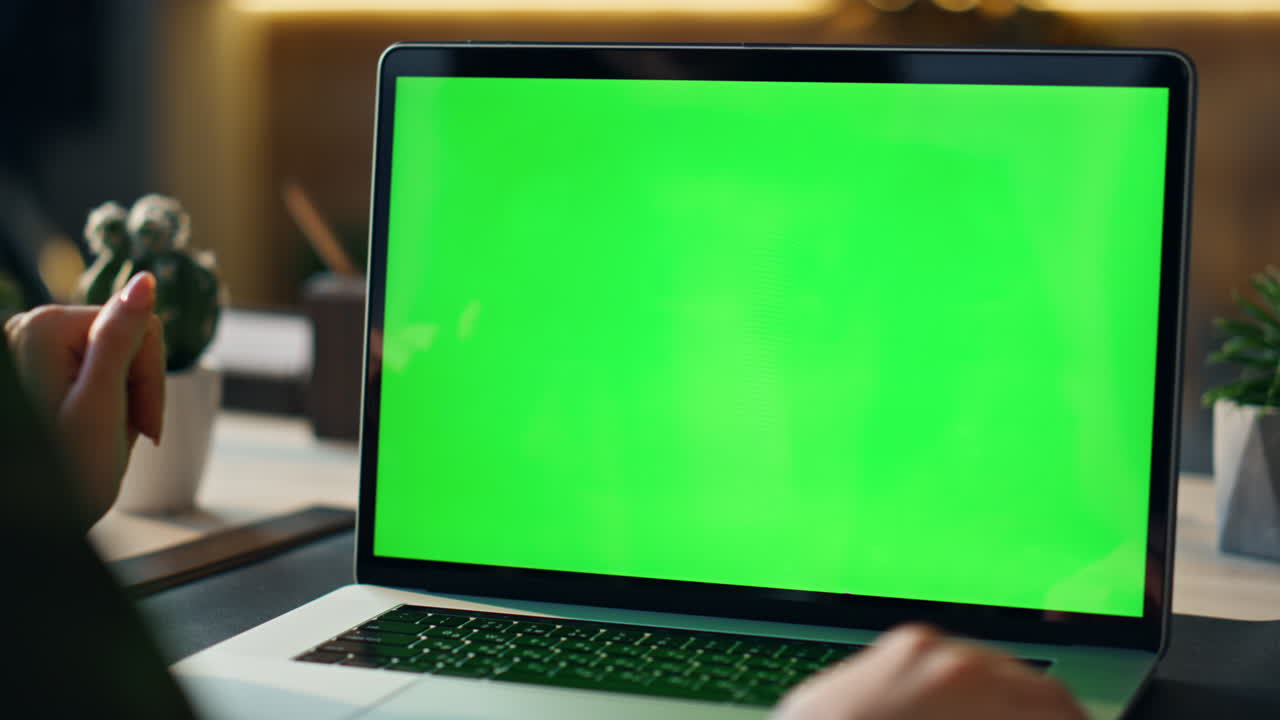 usuario de portátil de pantalla verde llamadas de vídeo en el escritorio de cerca. jefe videoconferencia
