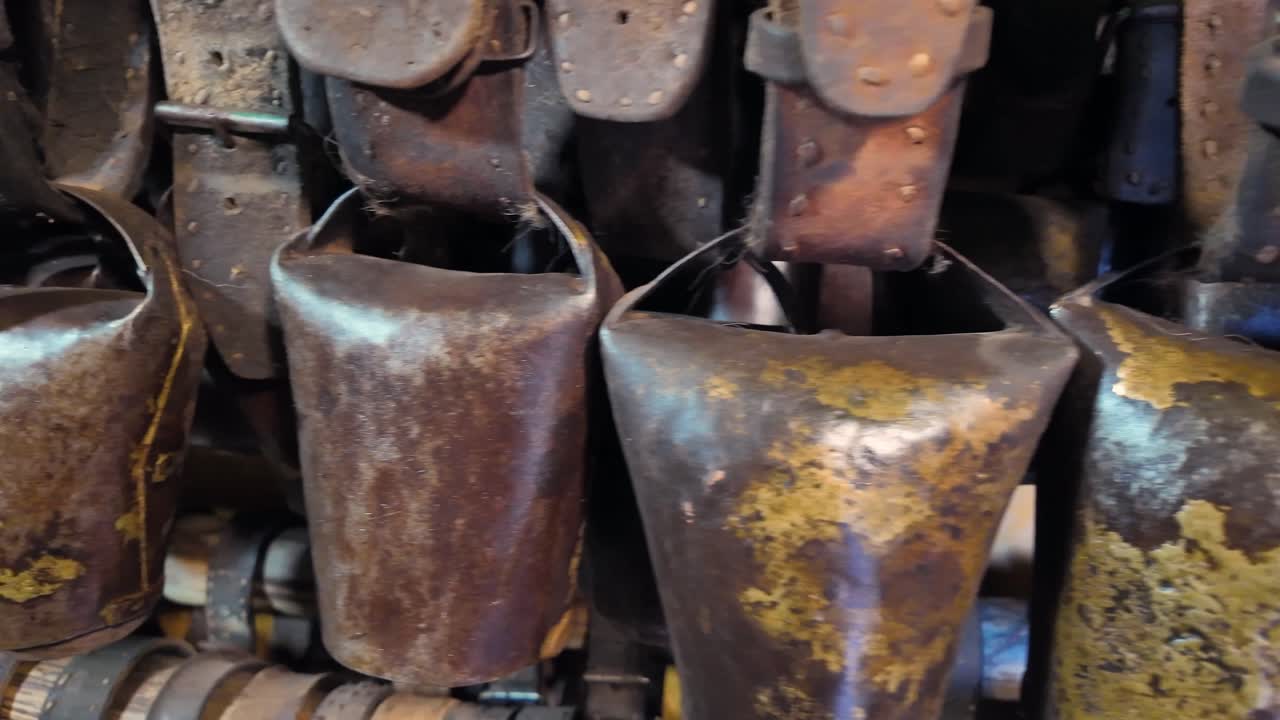 Close-up de sinos de metal tradicionais antigos para ovelhas e cabras. Esses itens rústicos e antigos fazem parte das tradições da criação pastoral.