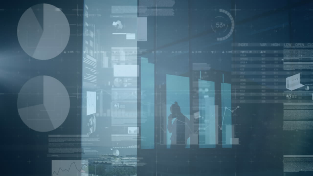 animación del procesamiento de datos sobre una mujer de negocios caucásica hablando por teléfono inteligente en la oficina