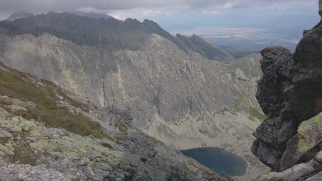 vista panorámica del lago de montaña en los altos tatras, roca de granito cerca, eslovaquia