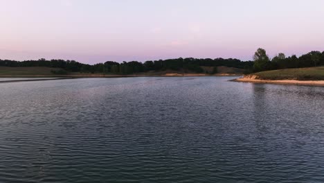 Wunderschöne-Rosa--Und-Lilatöne,-Die-Sich-Im-Wasser-Spiegeln