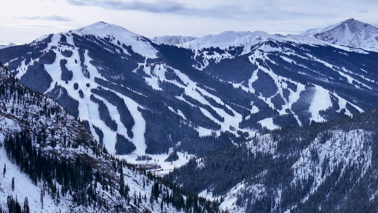 más de i70 drone aéreo cinematográfico montaña de cobre leadville colorado invierno diciembre navidad esquí corre sendero paisaje lejano silverthorne vail aspen rango de diez millas nublado círculo de montaña rocosa a la derecha
