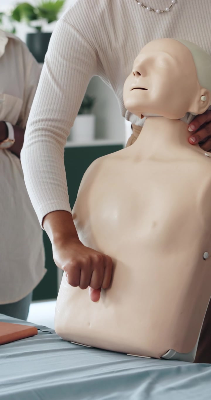 Eğitmenin Tıbbi Maket Üzerinde KPR Göğüs Kompresyonu Gösterimi