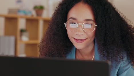 Schwarze-Frau,-Computer-Und-Brillenreflexion