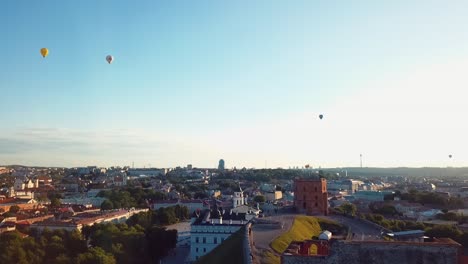 Vista-Aérea-Del-Globo-Aerostático-Sobre-El-Centro-De-La-Ciudad-De-Vilnius