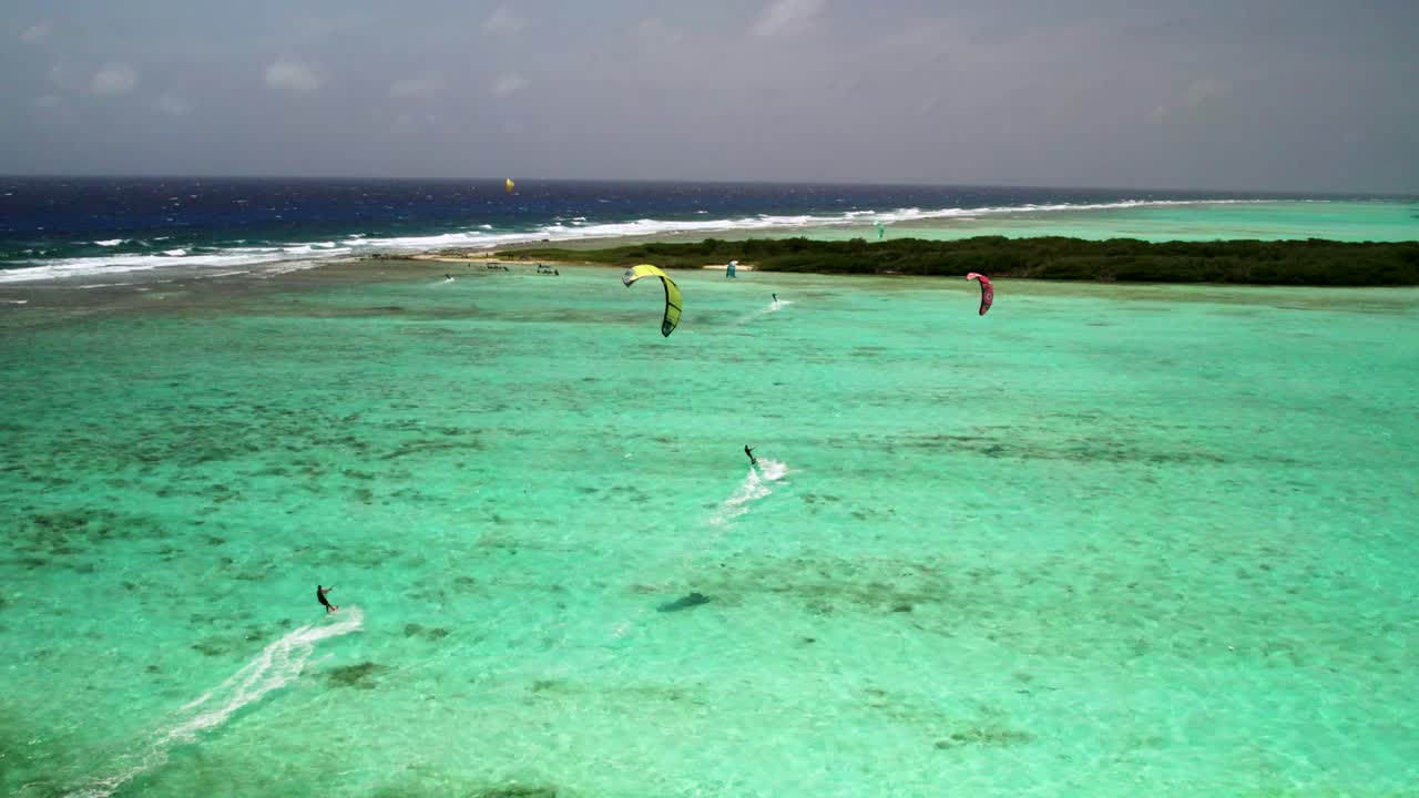 부칠라코, 로스 로케스 의 활기찬 색 물 위 를 날아다니는 카이트 서퍼 들, 공중 에서 볼 수 있는 모습