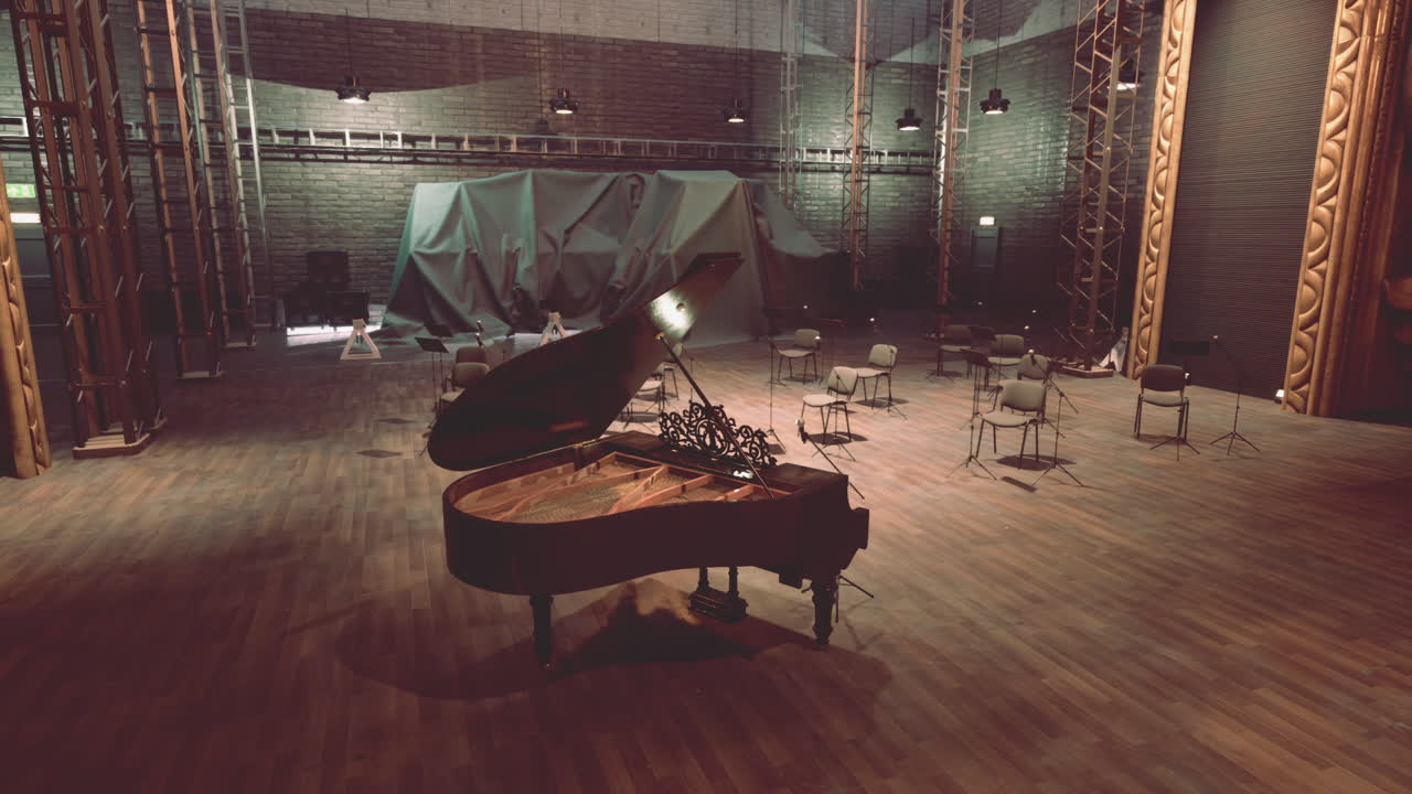 sala de conciertos vacía con un piano en el escenario