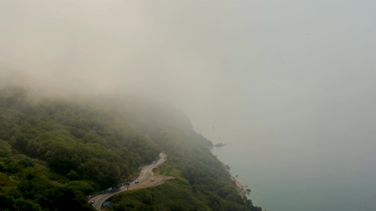 nubes de niebla sobre la costa de budva en montenegro