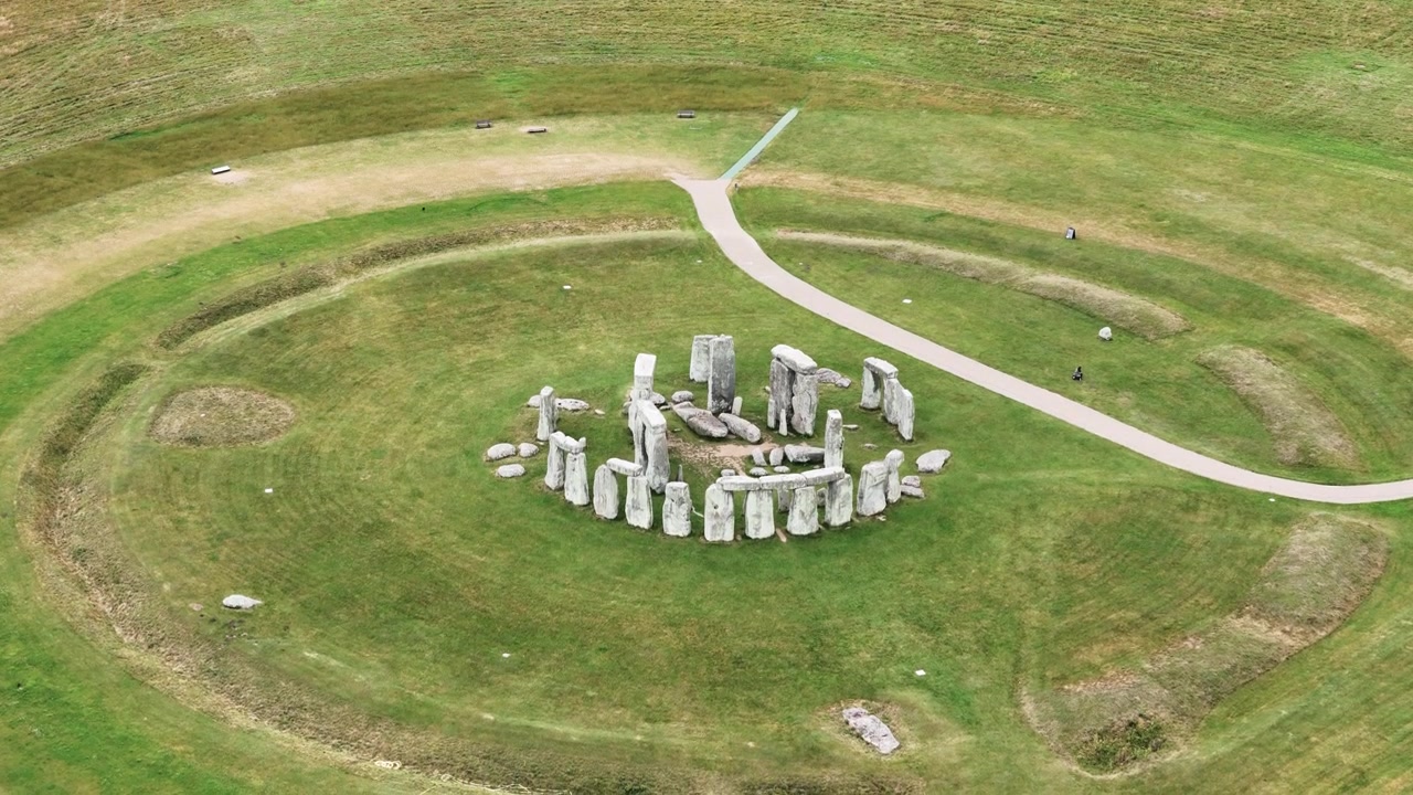 Vista aérea deslumbrante da estrutura megalítica de Stonehenge na Planície de Salisbury, Inglaterra.