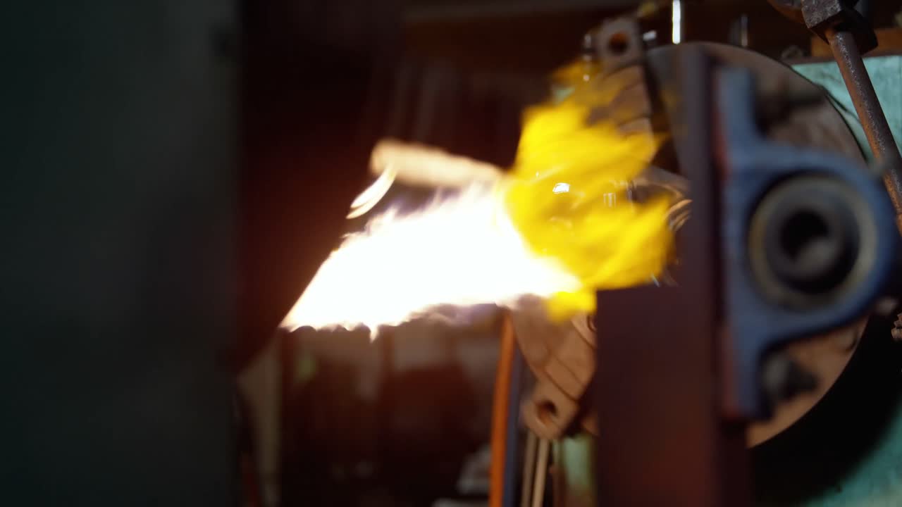 유리 공장에서 만들어지는 유리의 클로즈업 4k
