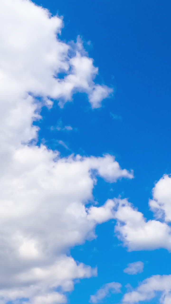 hermoso cielo azul con nubes esponjosas