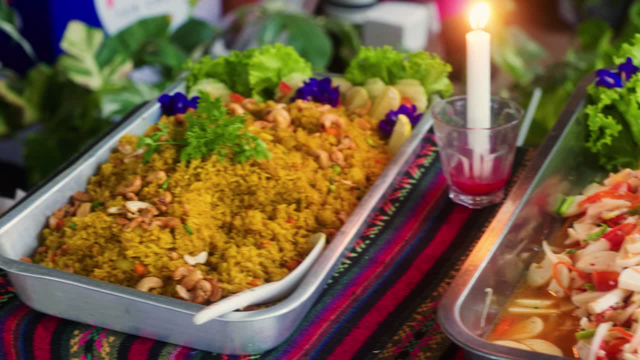 4k filmación de cocina de un buffet de comida tailandesa en un restaurante en tailandia