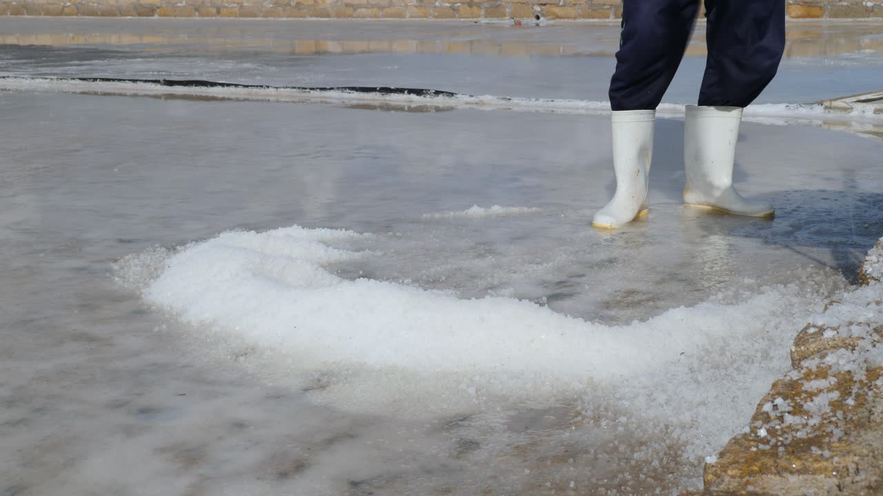 A sea salt farmer is collecting sea salt (19)