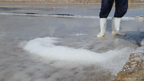 a sea salt farmer is collecting sea salt (19)