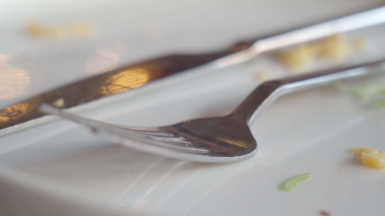 plato vacío con utensilios y sobras