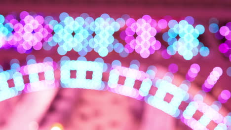luces de colores borrosos en movimiento sincronizado