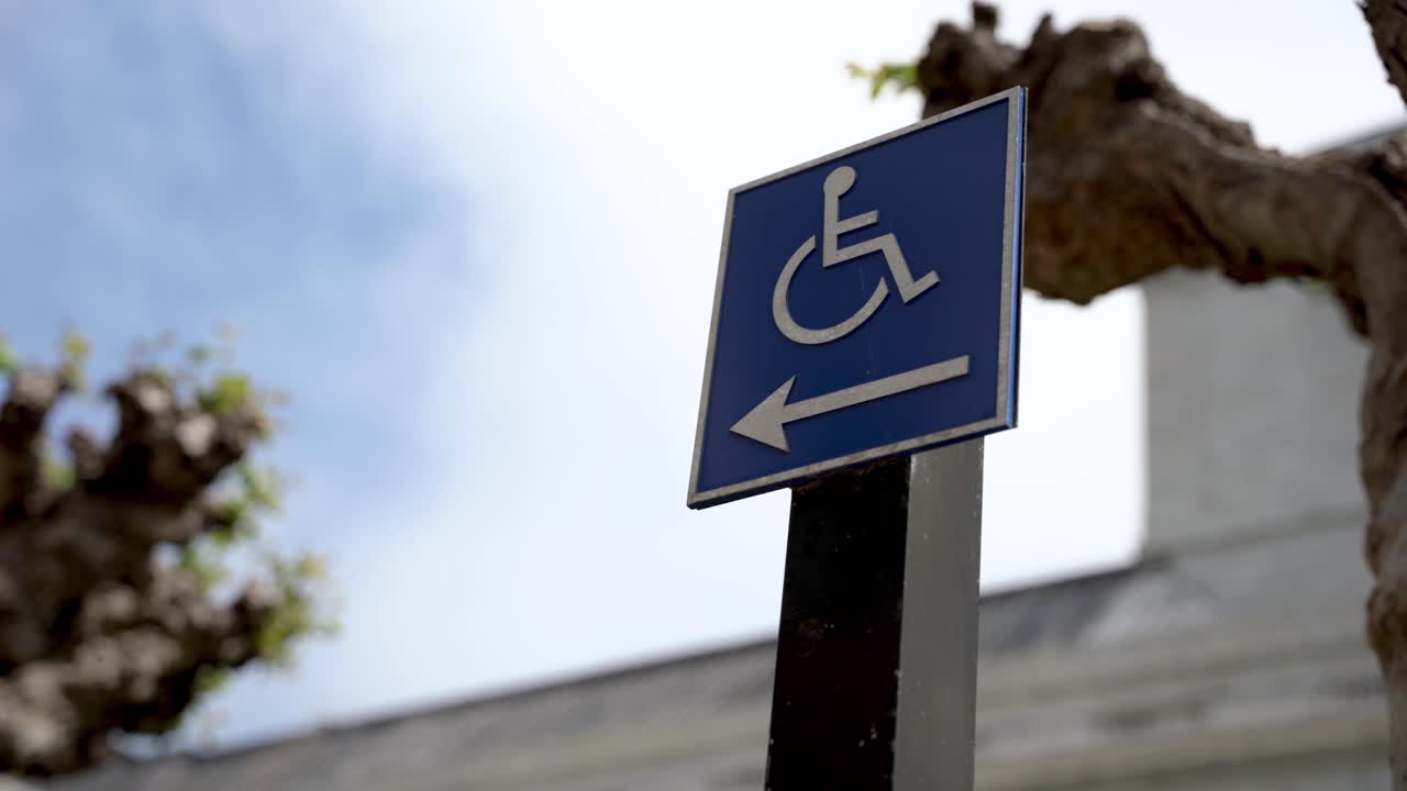 señal azul de handicap que indica solo para minusválidos