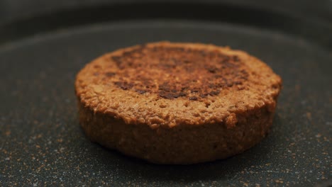 primer plano de una chuleta roja en una sartén frita para hacer una hamburguesa de carne vegetal. menú vegetariano para los invitados del restaurante