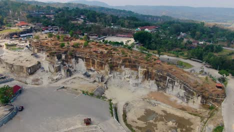 acantilado breksi en yogyakarta indonesia, atracción turística de cantera cerrada
