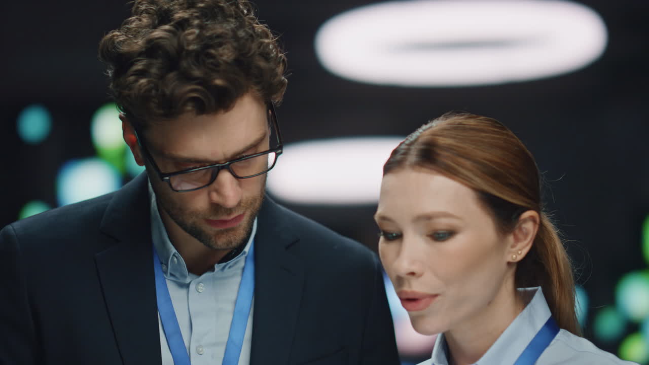 confiado administrador de ti hablando colega en el centro de datos de cerca. desarrolladores trabajando