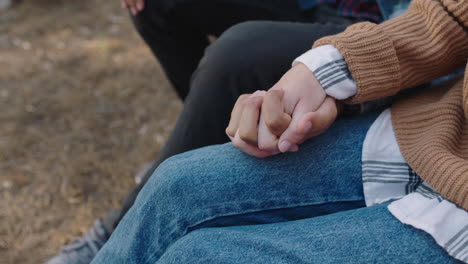 Pareja-De-Adolescentes-Tomados-De-La-Mano-Novio-Y-Novia-Compartiendo-Conexión-Romántica-Sentado-En-El-Concepto-De-Bosque