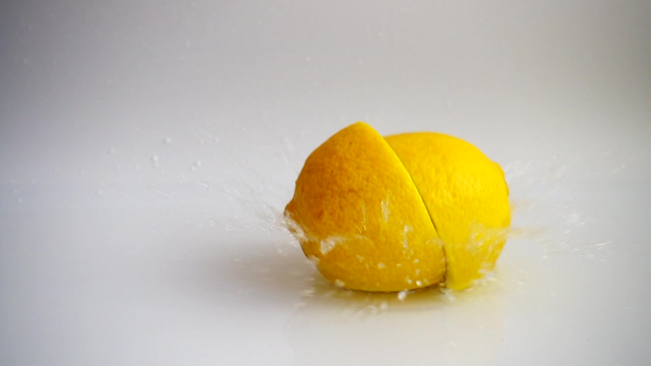Caduta di spicchi di limone. Slow motion