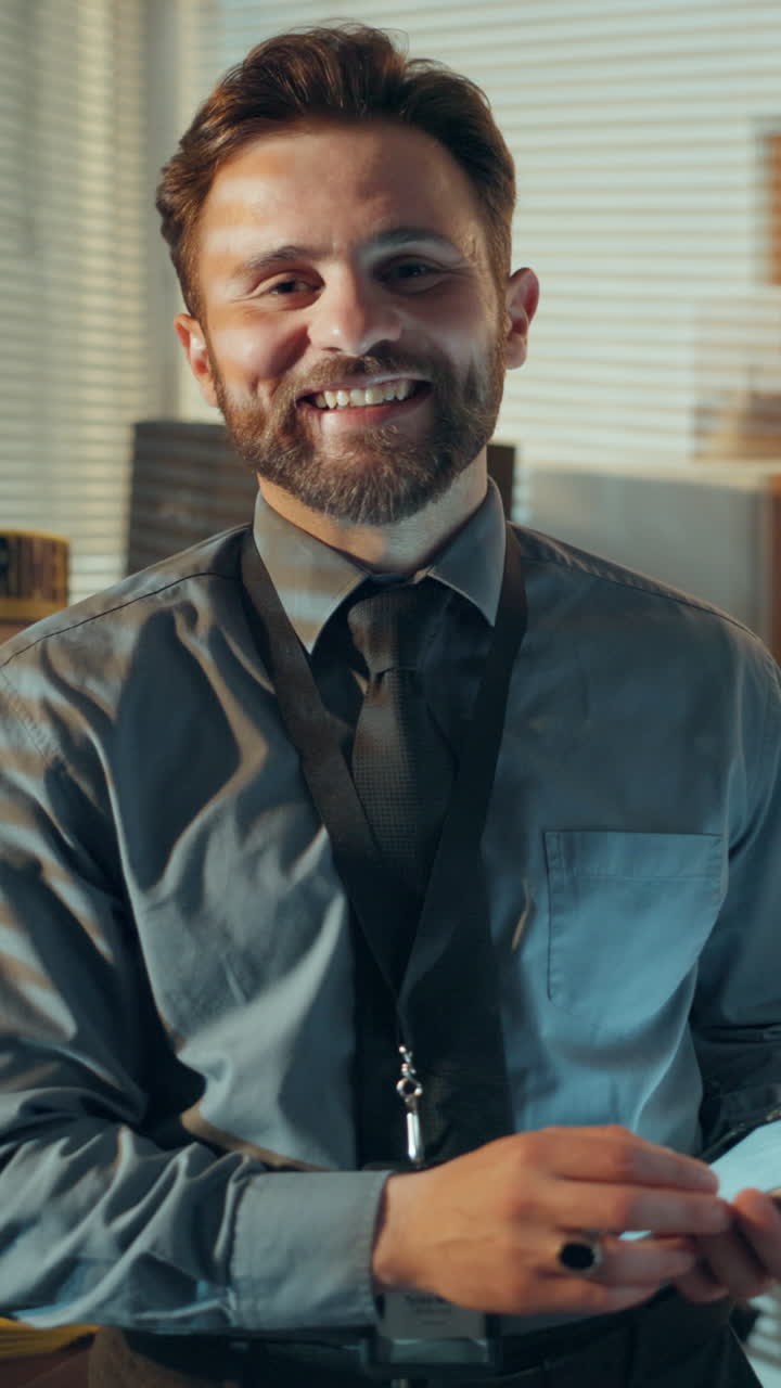 Uomo sorridente e professionale guarda la fotocamera in ufficio