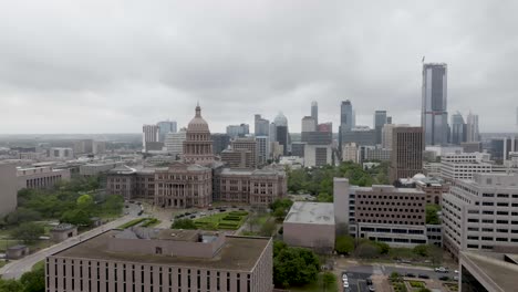 Edificio-Del-Capitolio-Del-Estado-De-Texas-En-Austin,-Texas-Con-Video-De-Drones-Subiendo