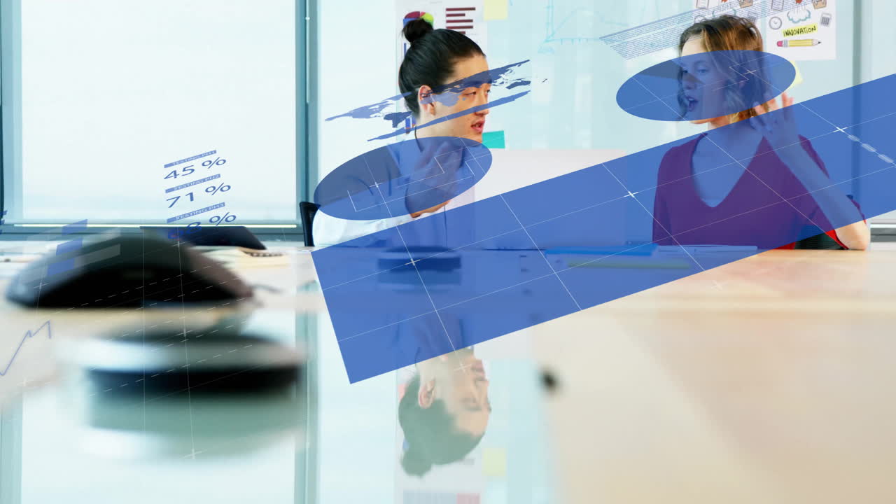 다양한 동료들이 노트북에서 보고서를 논의하는 인포그래픽 인터페이스의 애니메이션